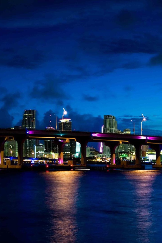 Подсветка моста в Майами