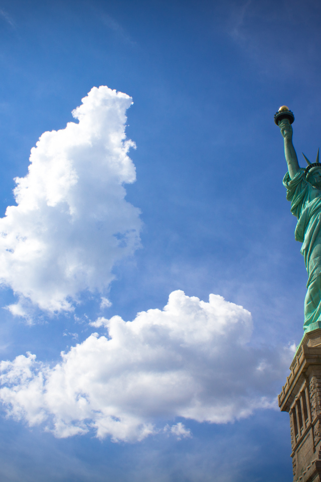 Статуя Свободы на фоне облаков, Нью-Йорк, США