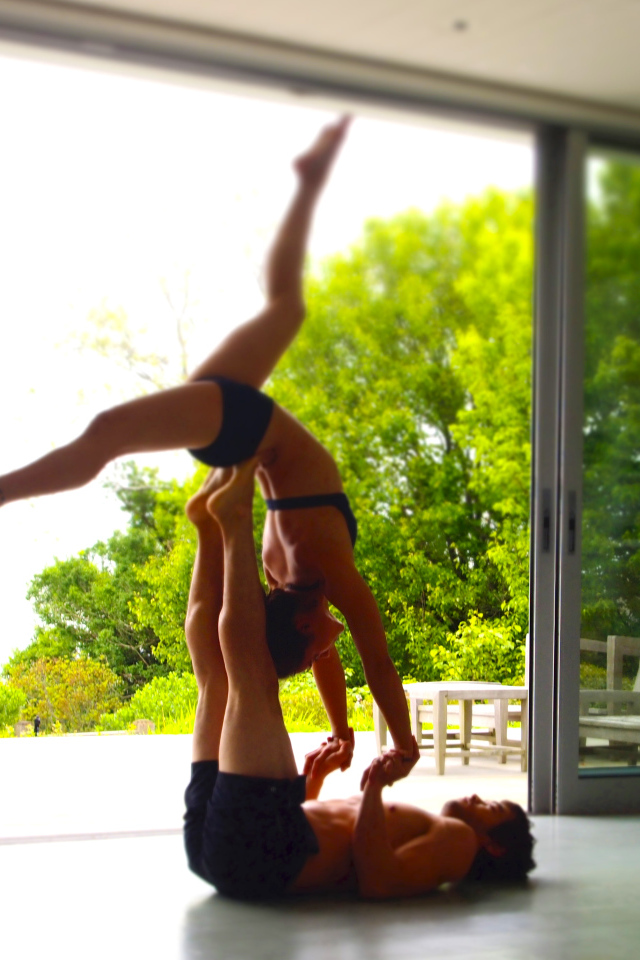 Пара заниматься йогой