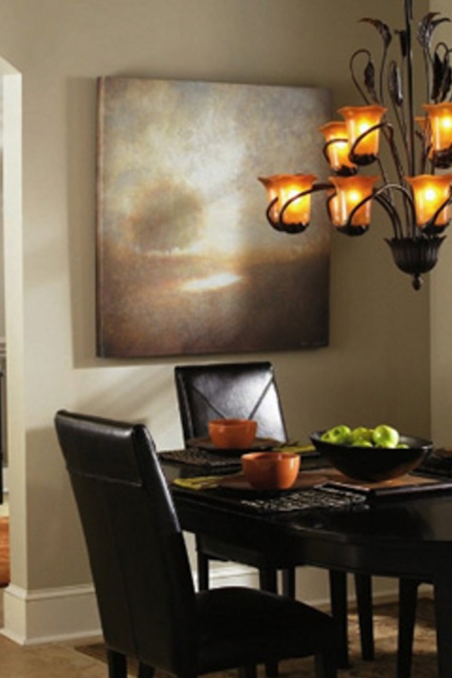 Большая люстра над столом