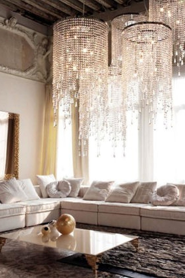 Большая люстра в гостиной