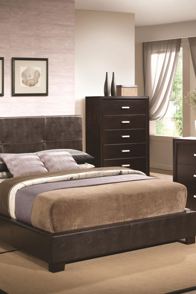 Большое зеркало в спальне