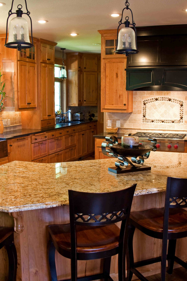 Большой стол в кухне