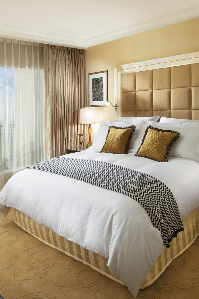 Большое окно в спальне