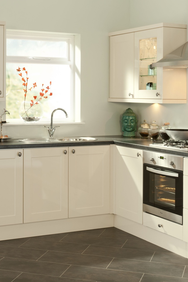 Небольшая светлая кухня