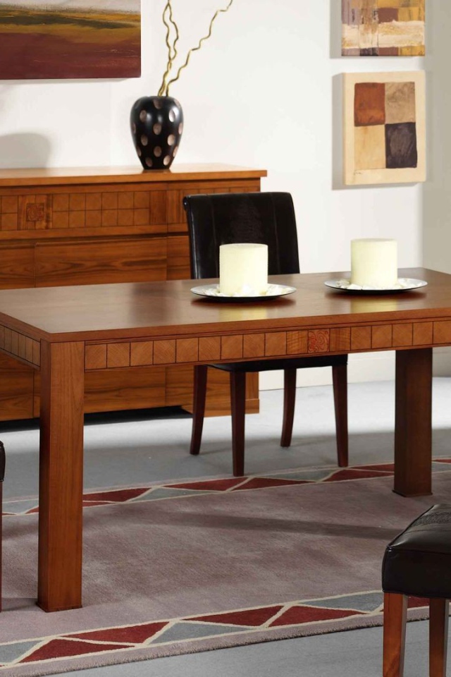 Небольшой стол в столовой