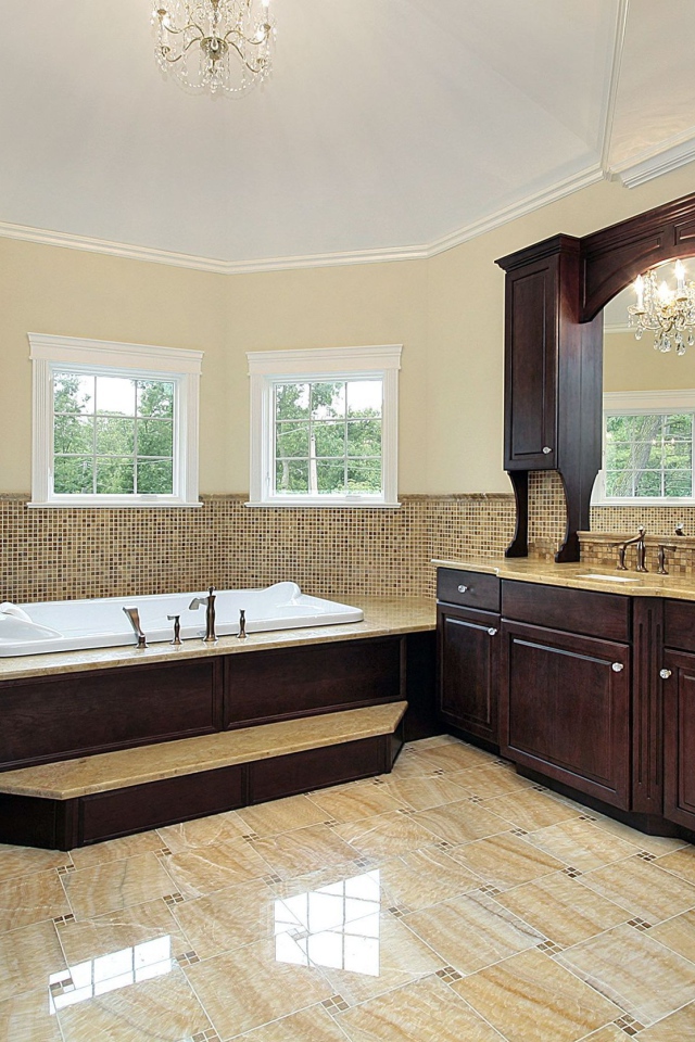 Просторная ванная комната в коричневых тонах