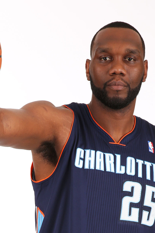 Эл Джефферсон с баскетбольным мячом