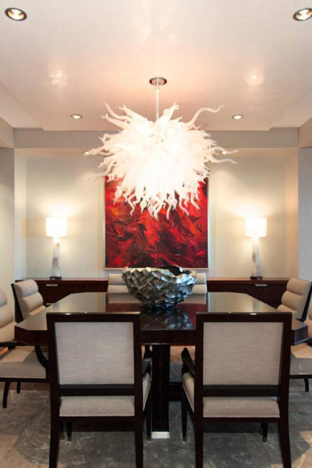 Необычная люстра в столовой