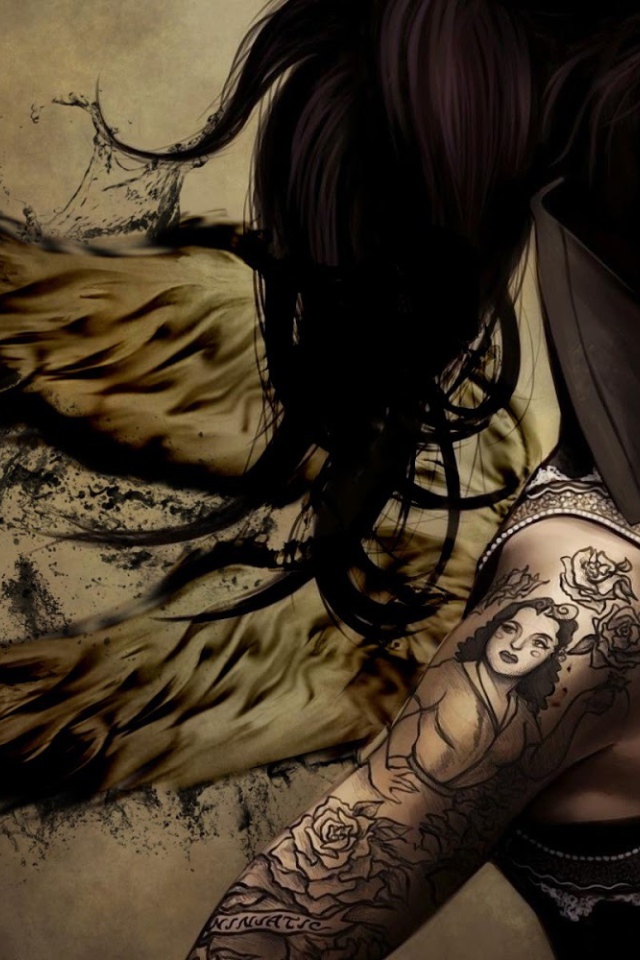 Девушка-ангел с татуировкой на руке
