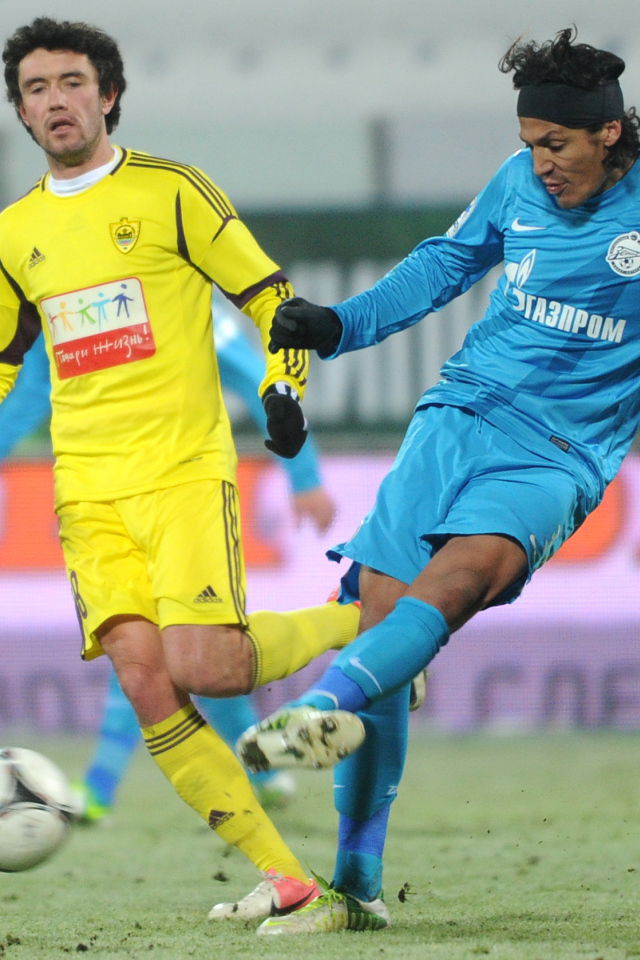 Расим Тагирбеков защитник Анжи на поле