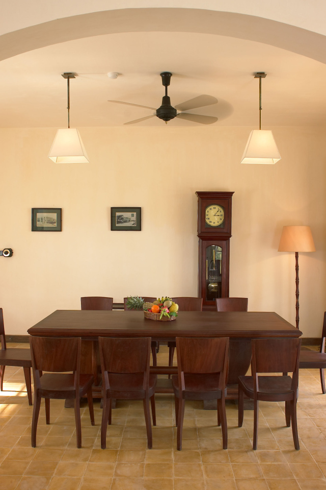 Арка на потолке в столовой