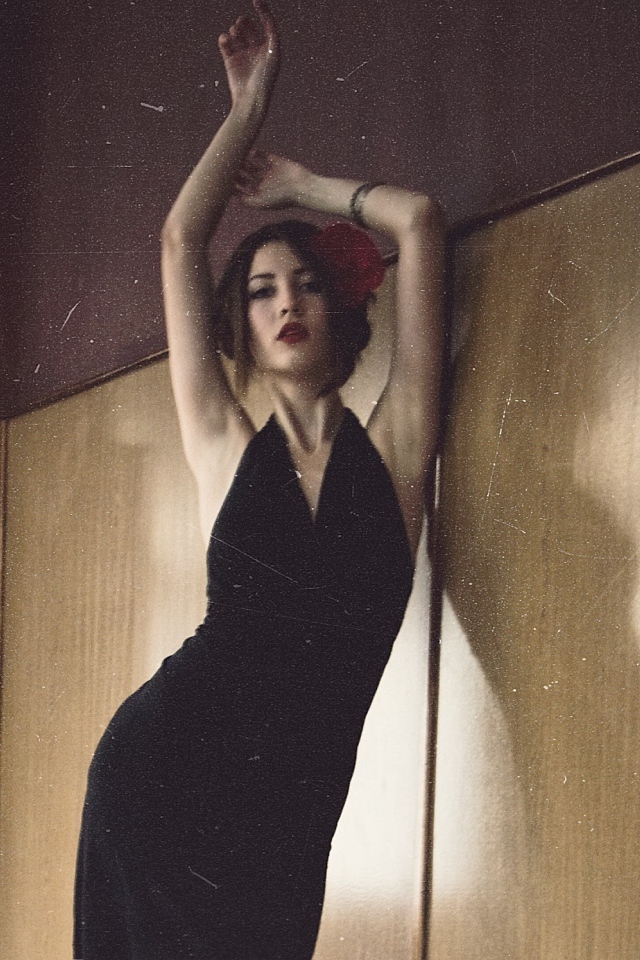 Азиатка в чёрном платье