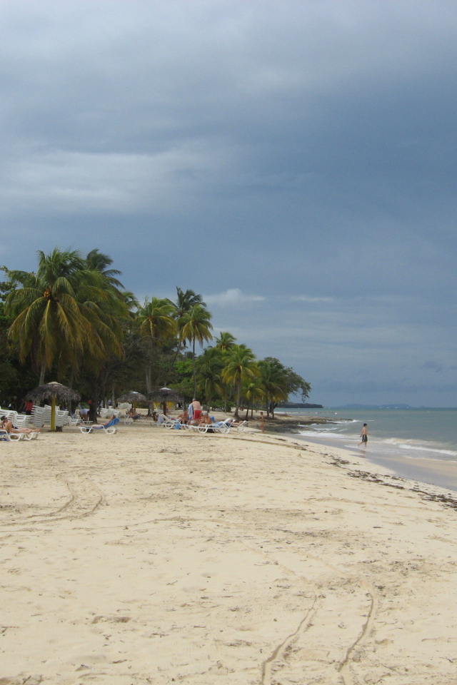 Осенний отдых на пляже на курорте Гуардалавака, Куба
