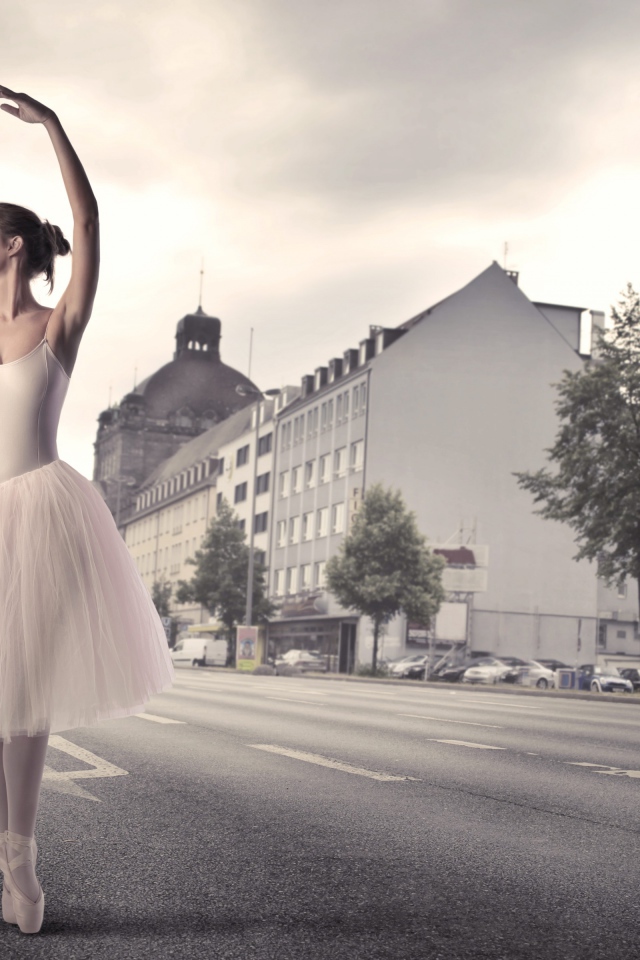 Балерина танцует на улице