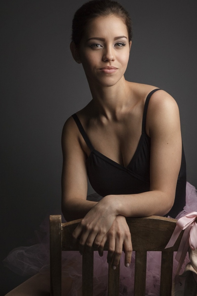 Балерина на стуле