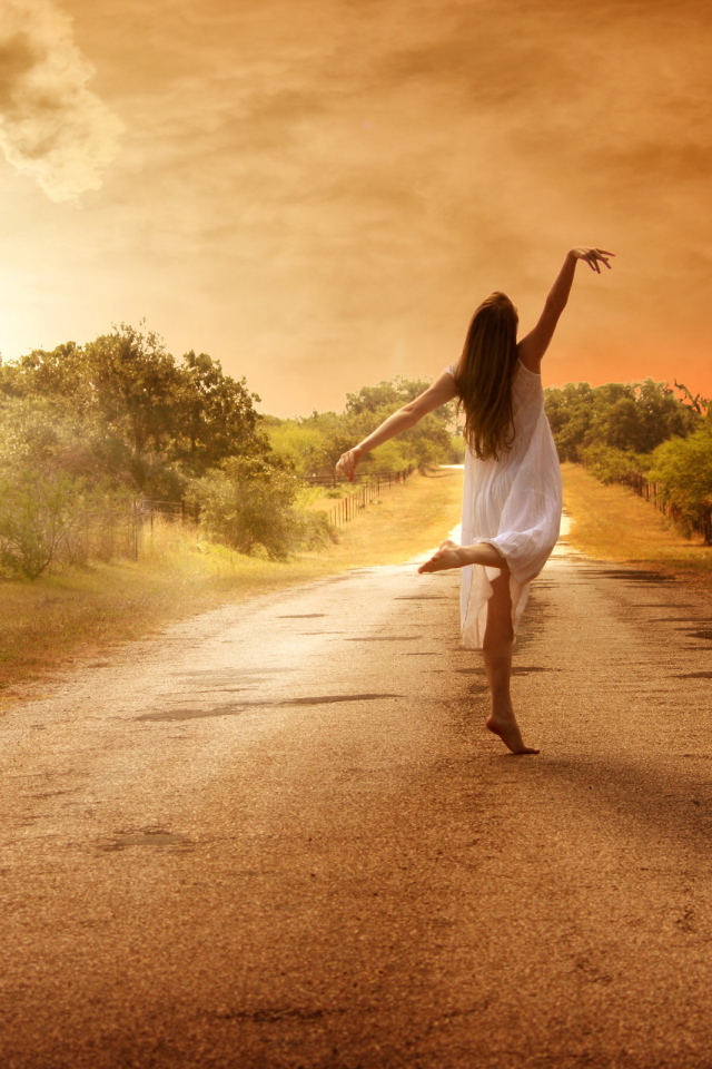 Балерина на дороге на фоне заката