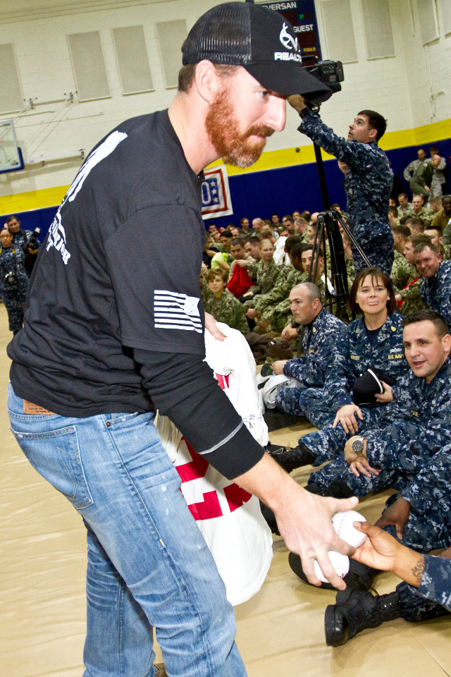 Бейсболист Адам Ляруш с военными