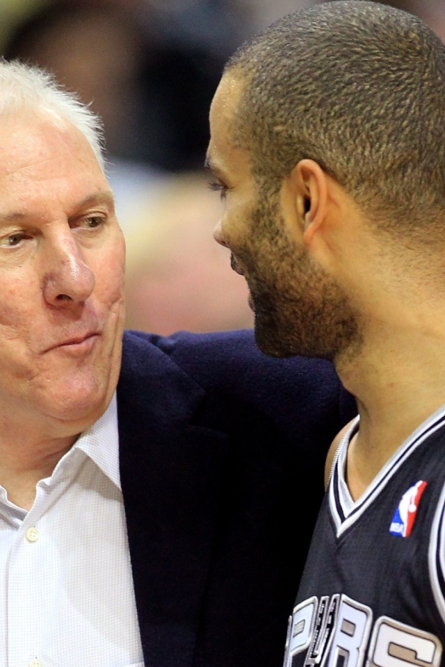 Баскетболист Тони Паркер с тренером Грегом Поповичем