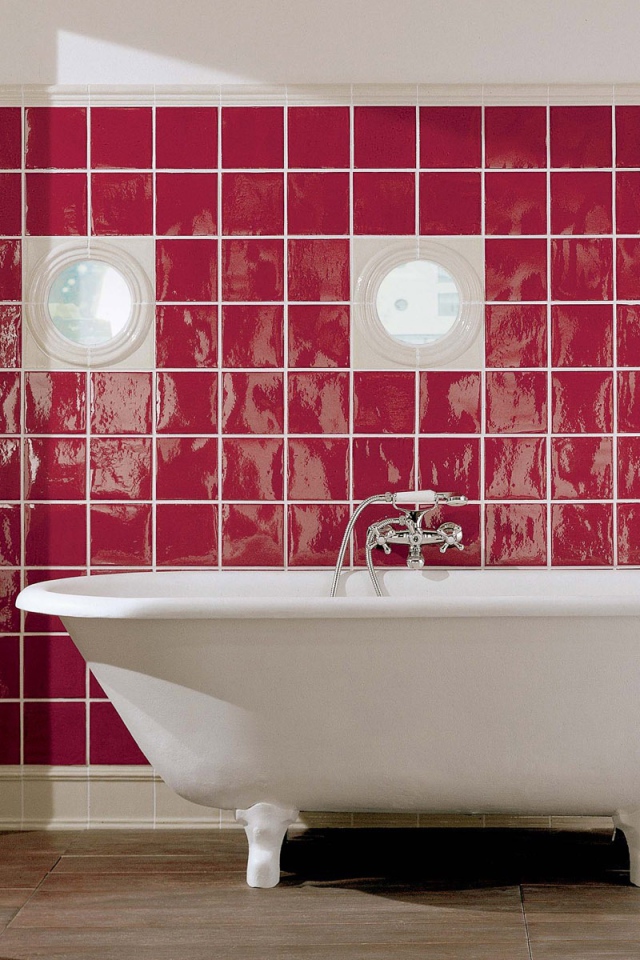 Ванна на красном фоне