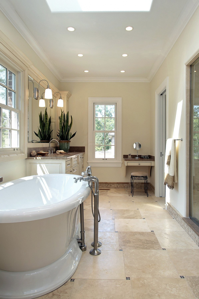 Ванна у окна