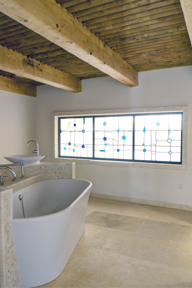 Ванная комната с деревянной крышей