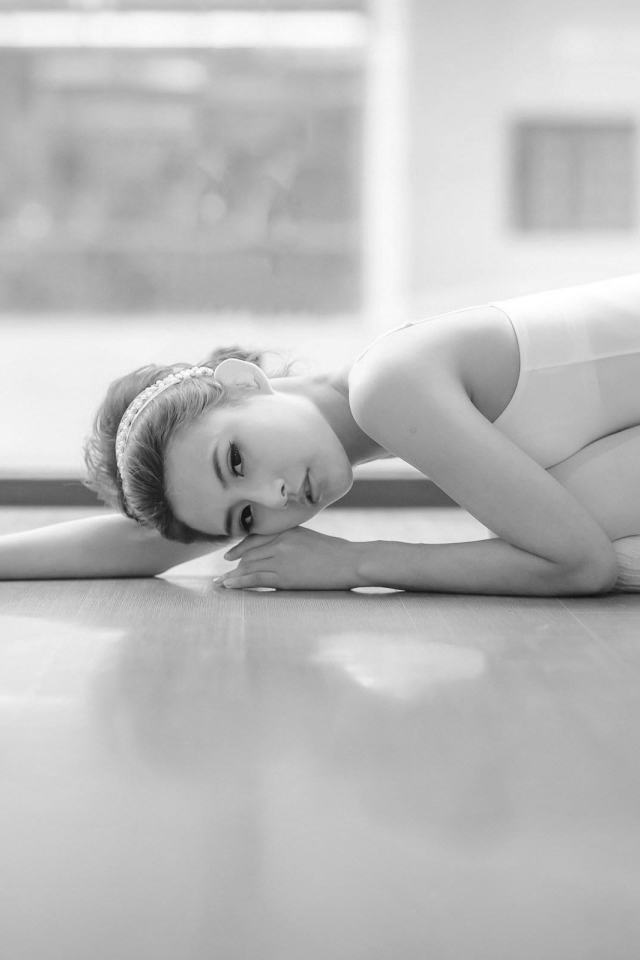 Красивая балерина в белом
