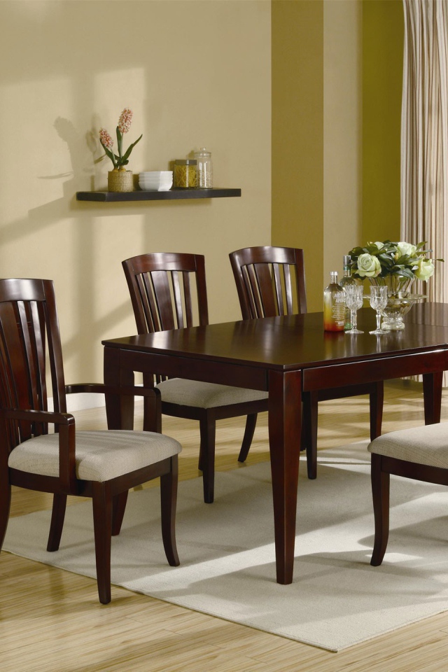 Красивая столовая в доме