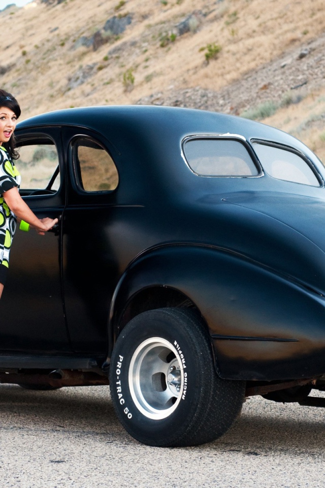 Красивая девушка и ретро автомобиль