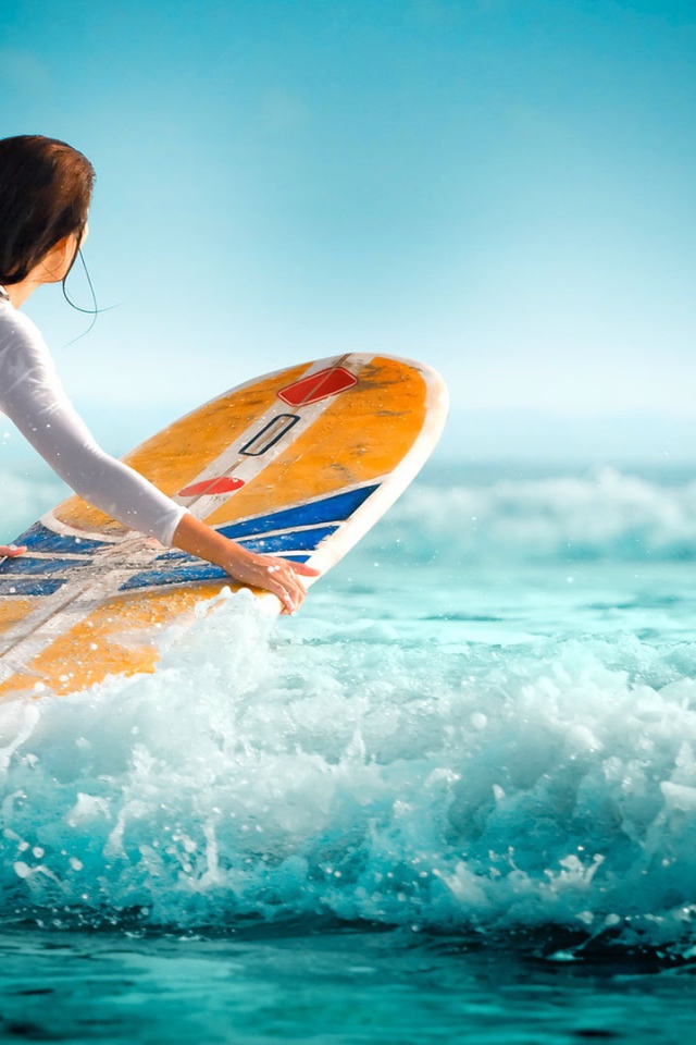 Красивая девушка занимается серфингом