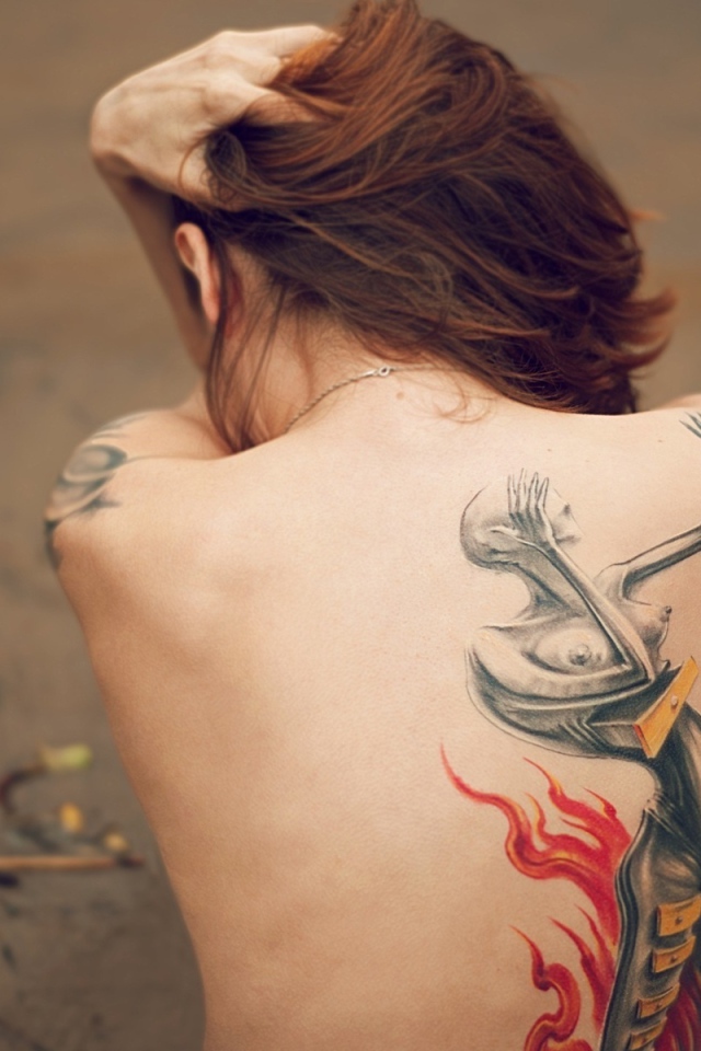 Красивая татуировка на спине у девушки