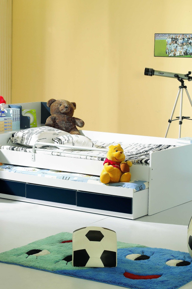 Кровать и игрушки в детской комнате