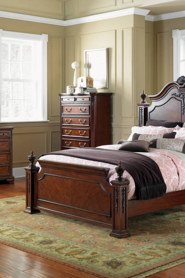 Кровать у окна в спальне