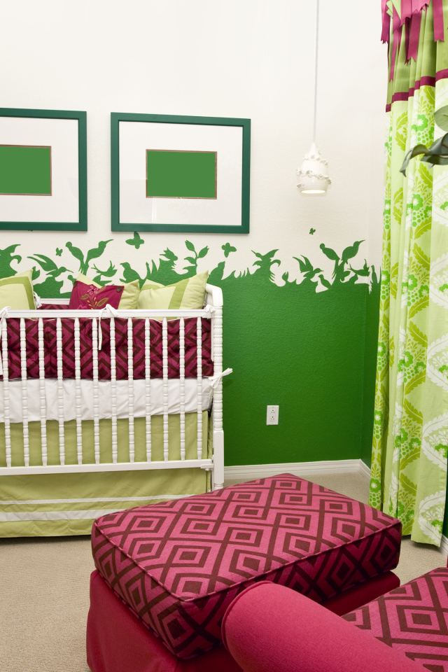 Кровать для малыша и кресло для мамы в детской