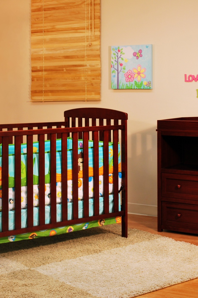 Кровать для грудного ребенка в детской