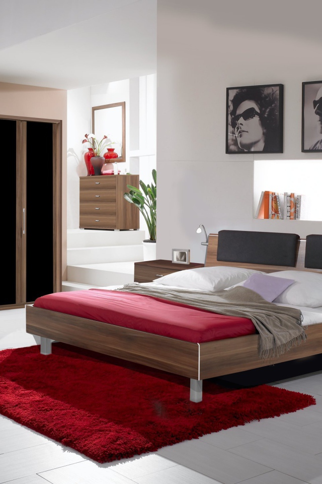 Спальня с красным ковром