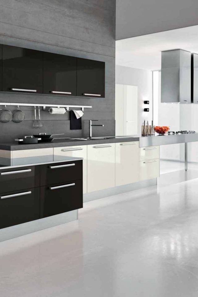 Большая черная кухня