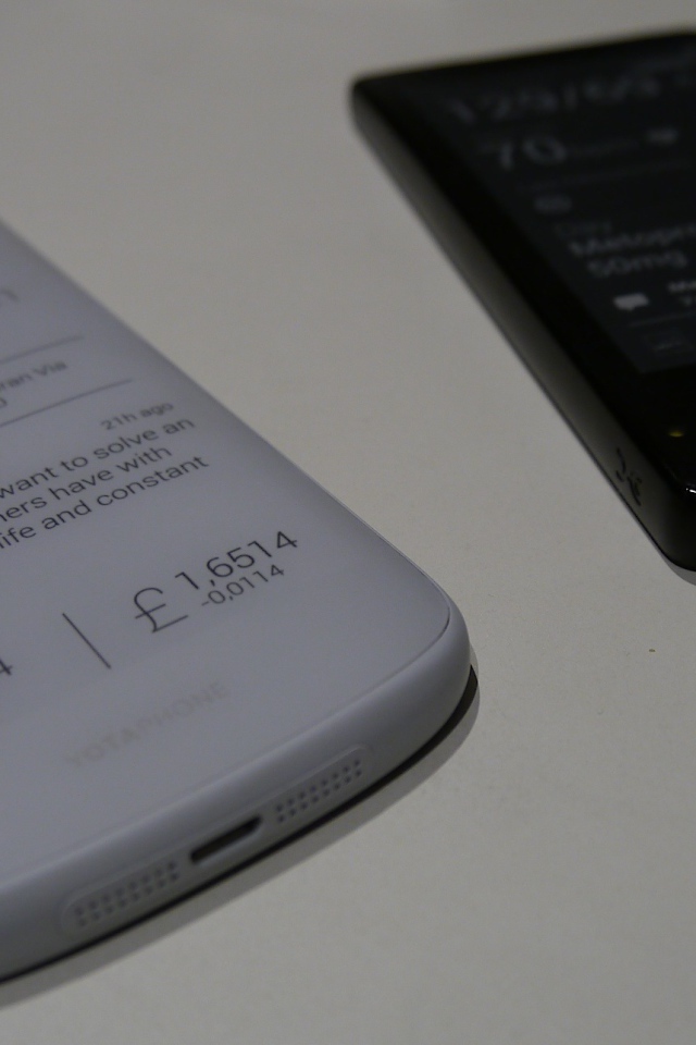 Черный и белый YotaPhone 2