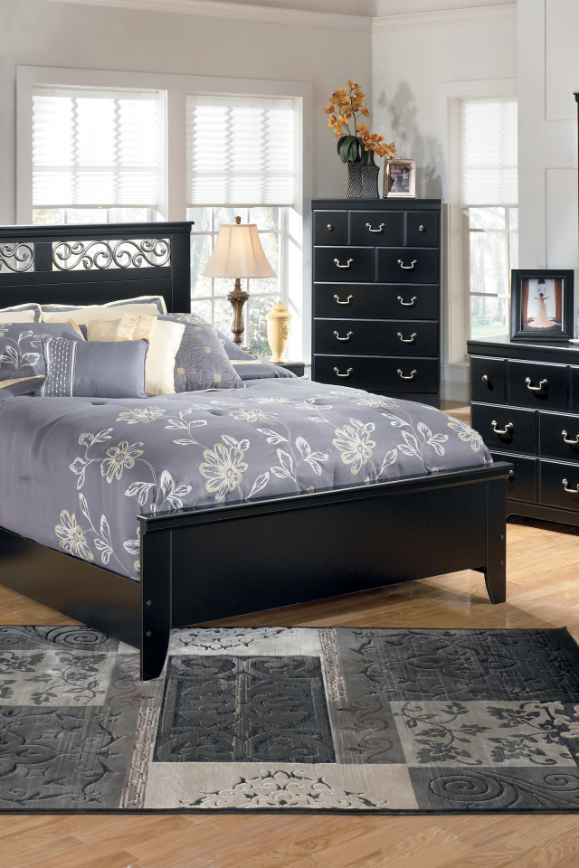 Черная кровать в спальне