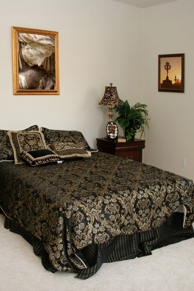 Черное покрывало на кровати в спальне