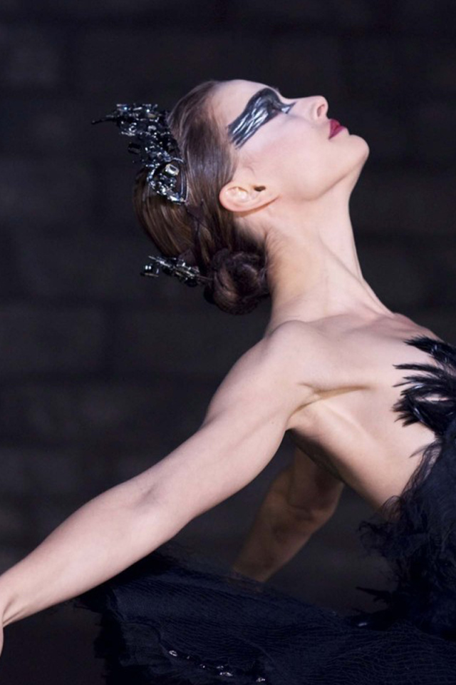 Балерина черный лебедь