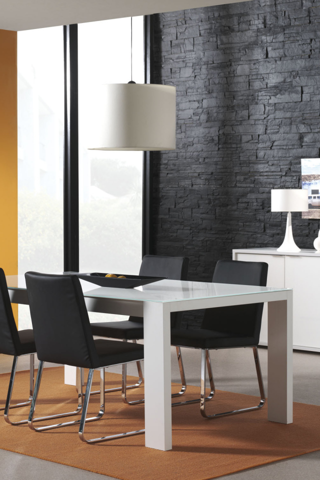 Черная стена в столовой