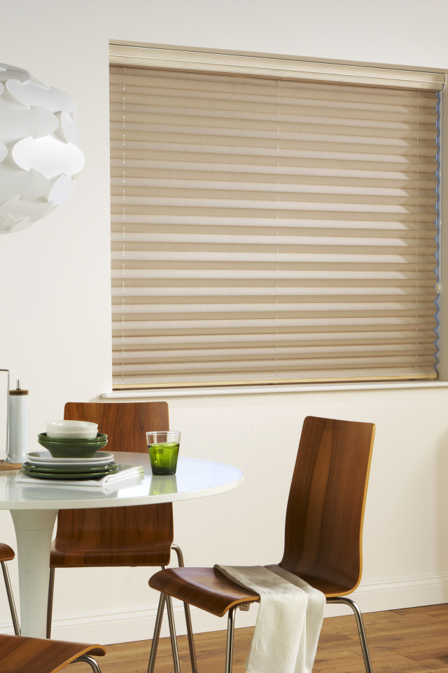 Жалюзи на окне в столовой