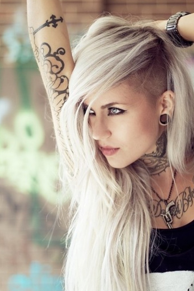 Блондинка с татуировками