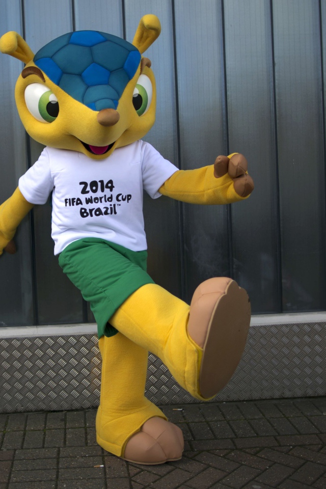 Синий броненосец - талисман Чемпионата Мира по футболу в Бразилии 2014