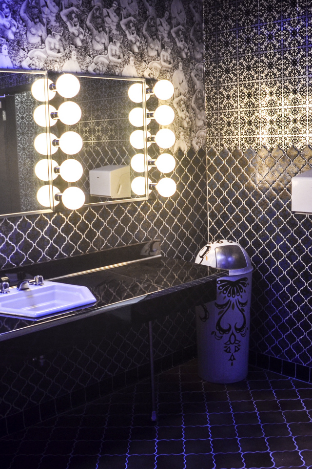 Сине черный кафель в ванной