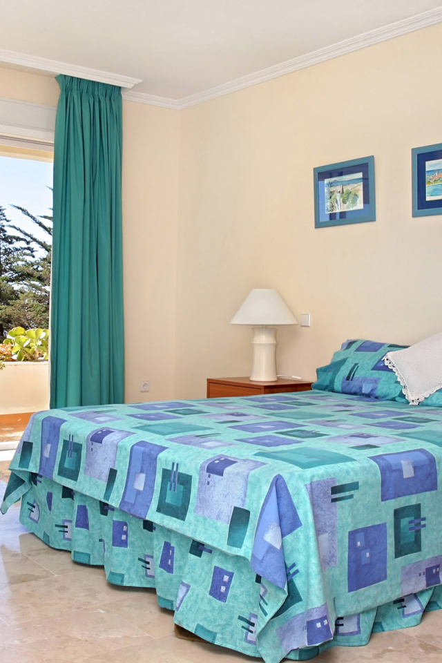 Голубые шторы в спальне