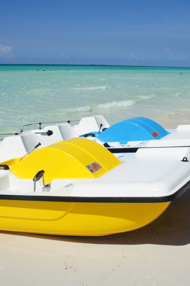 Лодки на пляже на курорте Кайо Санта Мария, Куба