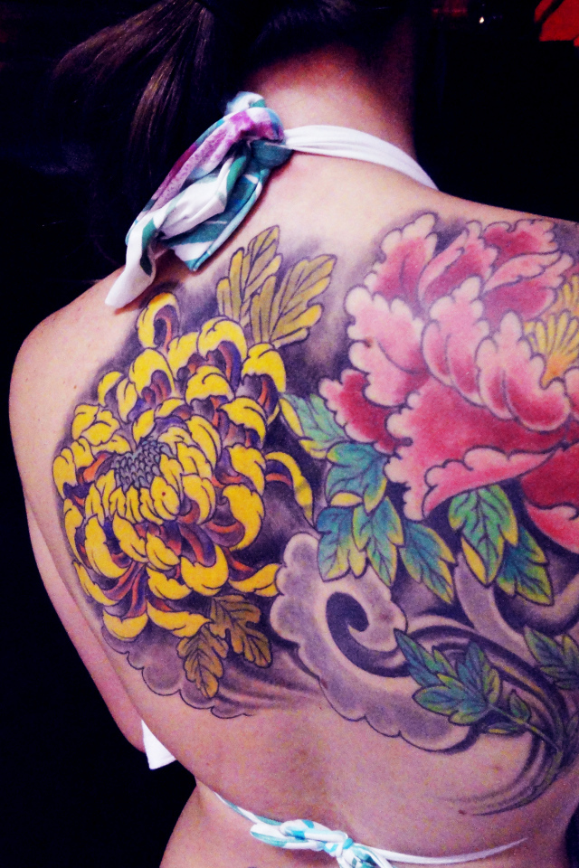 Тату букет на спине у девушки