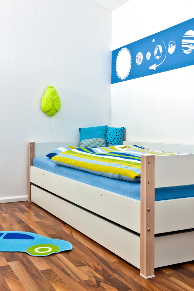 Яркая кровать в детской комнате